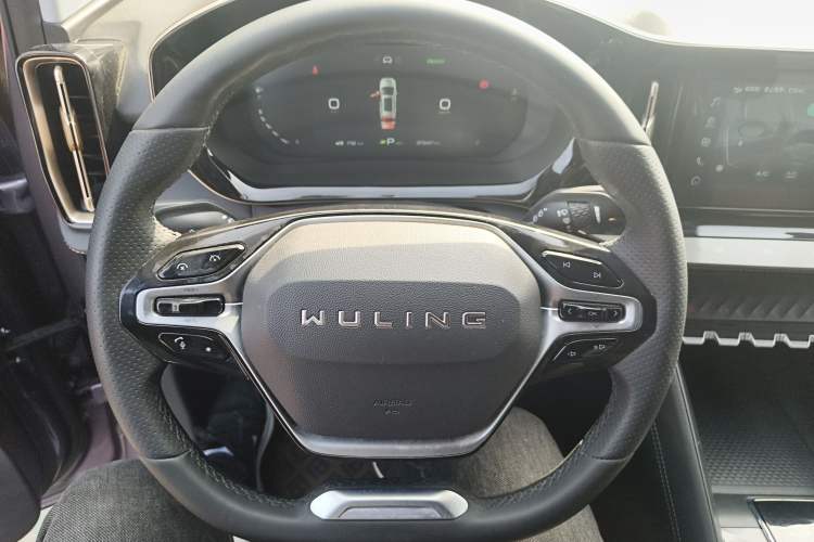 Used Wuling Xingyun 2023 2.0L DHT Standard Edition Steering Wheel