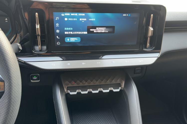 Used Wuling Xingyun 2023 2.0L DHT Standard Edition Audio And AC Panel