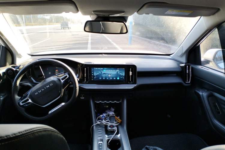 Used Wuling Xingyun 2023 2.0L DHT Standard Edition Center Console