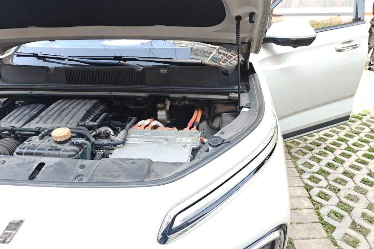 Used Wuling Xingyun 2023 2.0L DHT Flagship Edition Engine Bay Left