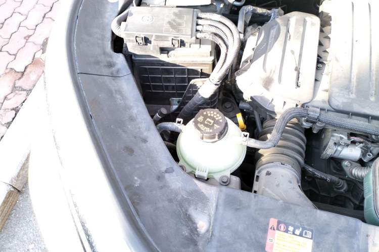 Used Wuling Xingyun 2023 2.0L DHT Standard Edition Engine Bay Right