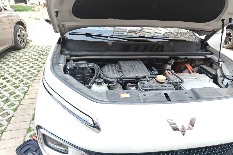 Used Wuling Xingyun 2023 2.0L DHT Flagship Edition Engine Bay Right