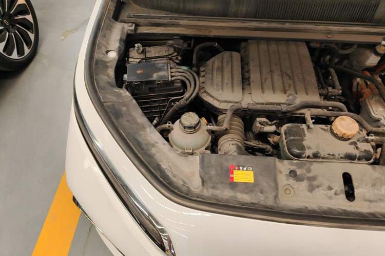 Used Wuling Xingyun 2023 2.0L DHT Flagship Edition Engine Bay Right