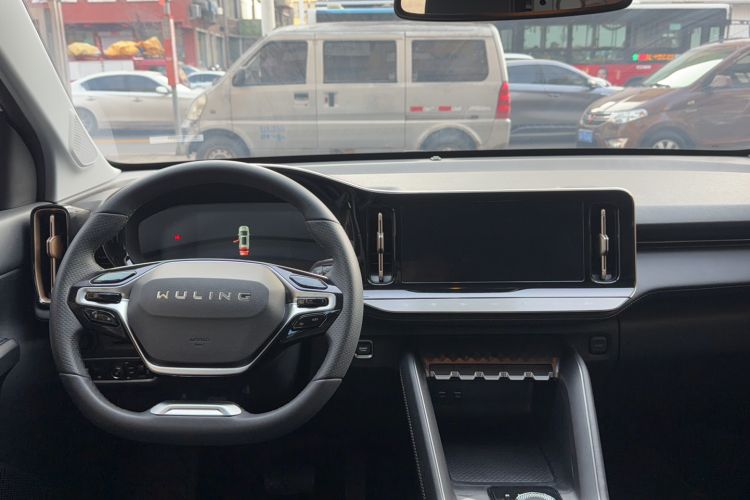 Used Wuling Xingyun 2023 2.0L DHT Standard Edition Interior 3