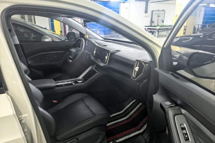 Used Wuling Xingyun 2023 2.0L DHT Flagship Edition Interior 4