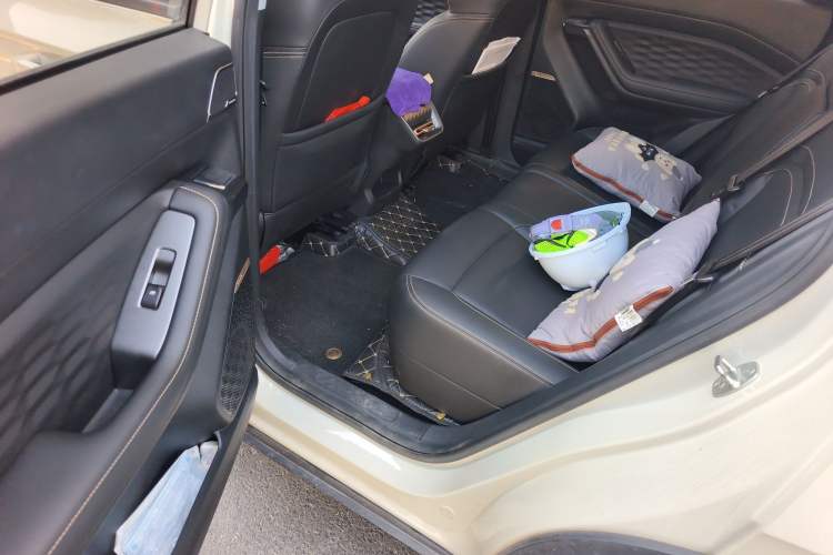Used Wuling Xingyun 2023 2.0L DHT Standard Edition Left Rear Seat
