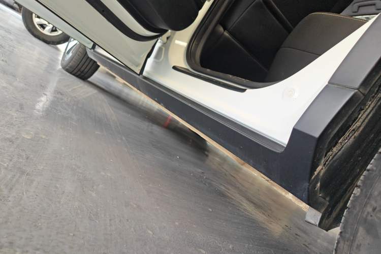 Used Wuling Xingyun 2023 2.0L DHT Standard Edition Left Side Sill