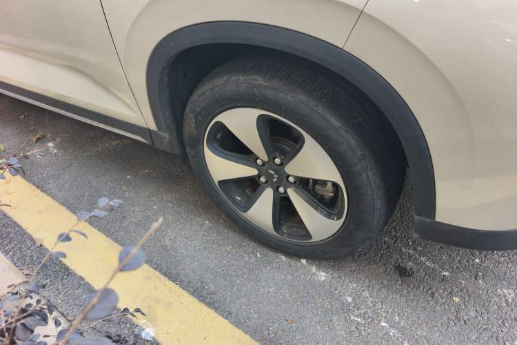 Used Wuling Xingyun 2023 2.0L DHT Standard Edition Right Front Wheel Hub