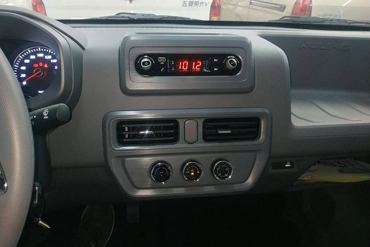 Used Wuling Yangguang 2024 300KM Comfort Version Passenger Van 75kW Audio And AC Panel