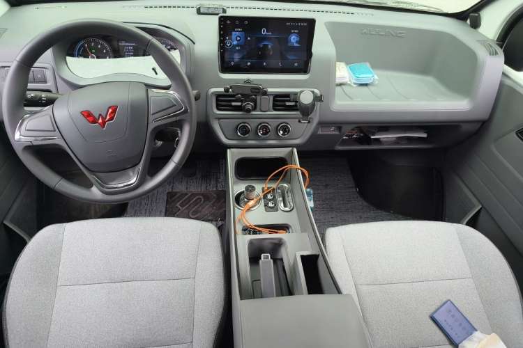 Used Wuling Yangguang 2024 300KM Comfort Version Passenger Van 75kW Center Console