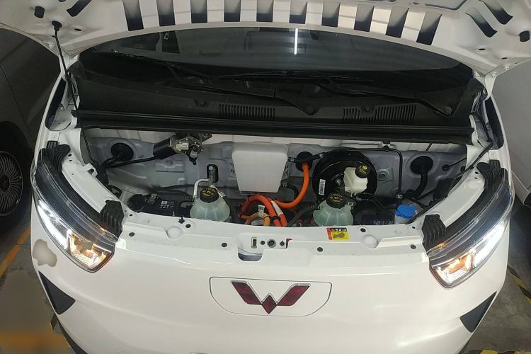 Used Wuling Yangguang 2024 300KM Comfort Version Passenger Van 75kW Engine Bay