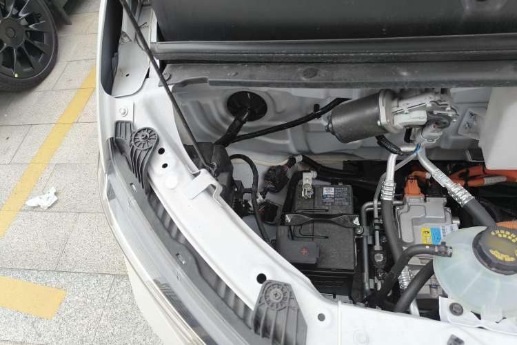 Used Wuling Yangguang 2024 300KM Comfort Version Passenger Van 75kW Engine Bay Right