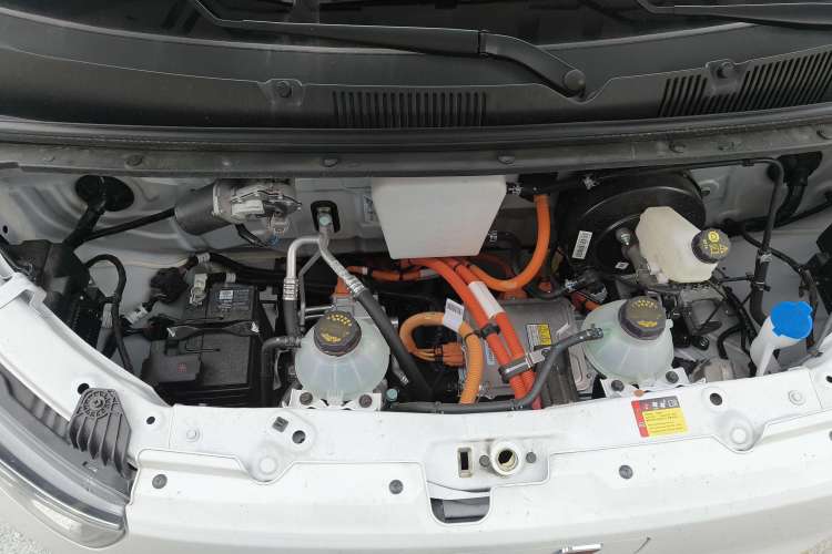 Used Wuling Yangguang 2024 300KM Comfort Version Passenger Van 75kW Engine Bay