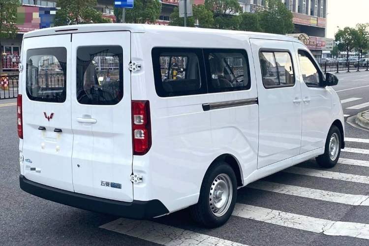Used Wuling Yangguang 2024 300KM Comfort Version Passenger Van 75kW Exterior 3