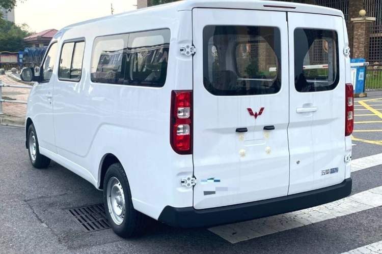 Used Wuling Yangguang 2024 300KM Comfort Version Passenger Van 75kW Exterior 4