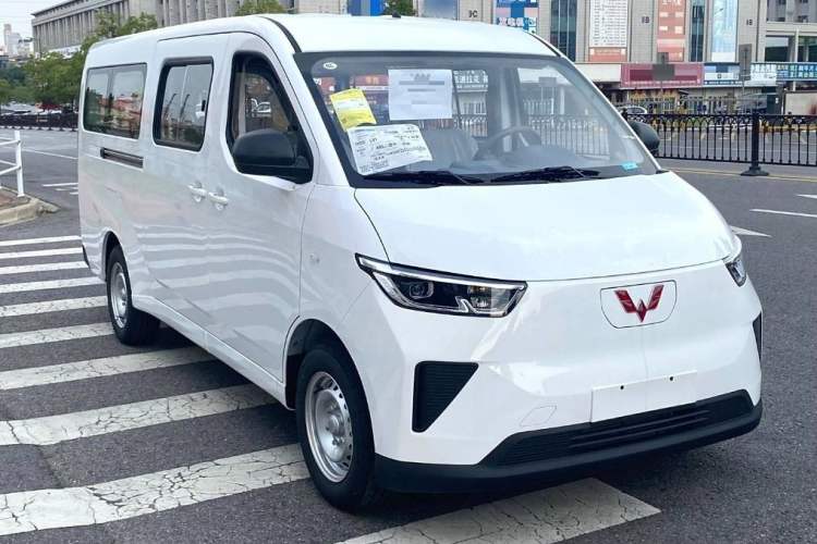 Used Wuling Yangguang 2024 300KM Comfort Version Passenger Van 75kW Exterior 6