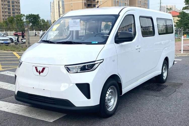 Used Wuling Yangguang 2024 300KM Comfort Version Passenger Van 75kW Exterior 7