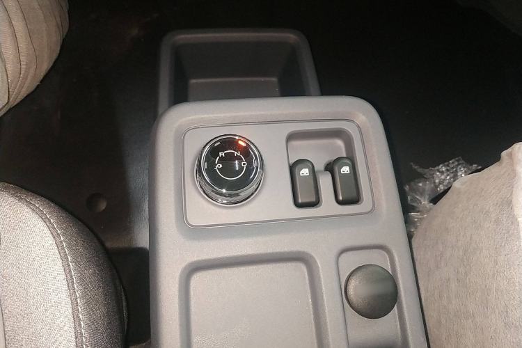 Used Wuling Yangguang 2024 300KM Comfort Version Passenger Van 75kW Gear Lever