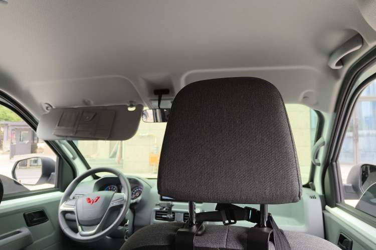 Used Wuling Yangguang 2024 300KM Comfort Version Passenger Van 75kW Headliner