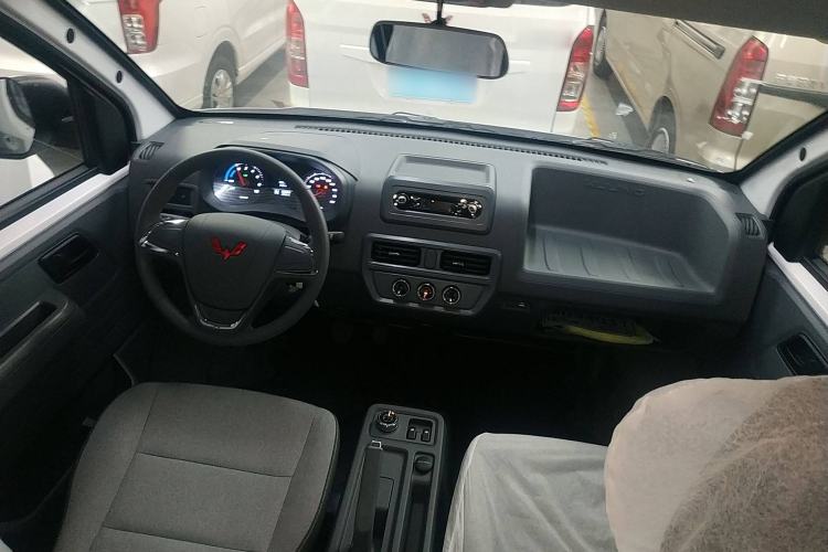 Used Wuling Yangguang 2024 300KM Comfort Version Passenger Van 75kW Interior 2