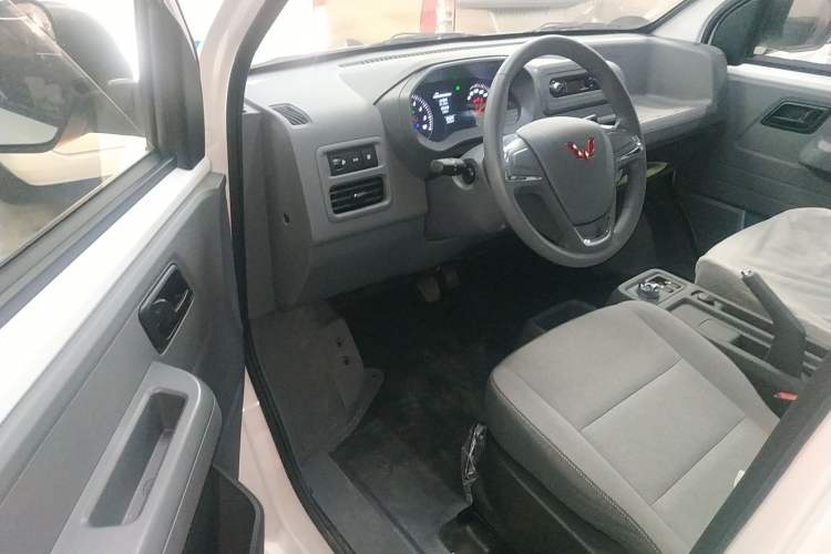 Used Wuling Yangguang 2024 300KM Comfort Version Passenger Van 75kW Interior 3
