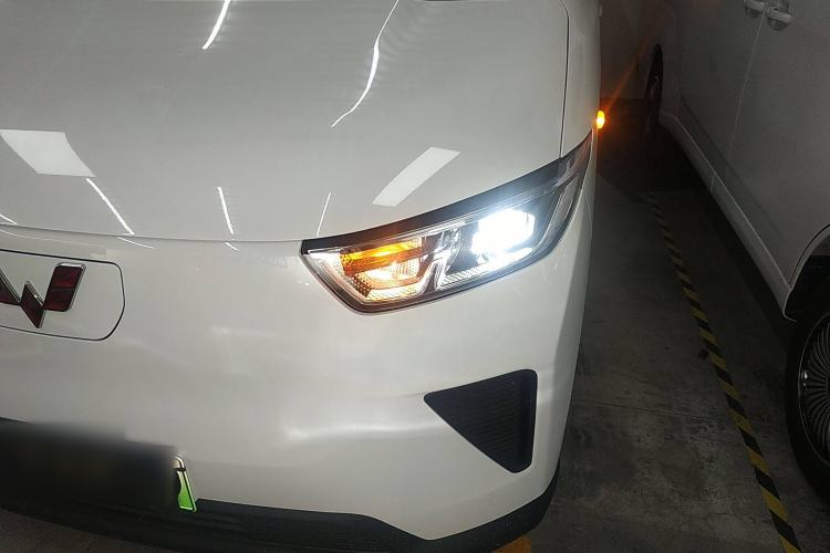 Used Wuling Yangguang 2024 300KM Comfort Version Passenger Van 75kW Left Front Headlight