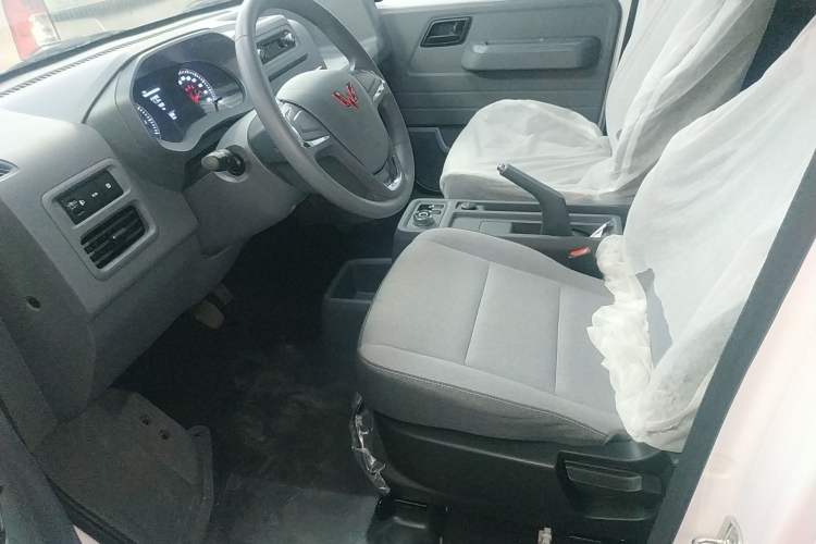 Used Wuling Yangguang 2024 300KM Comfort Version Passenger Van 75kW Left Front Seat