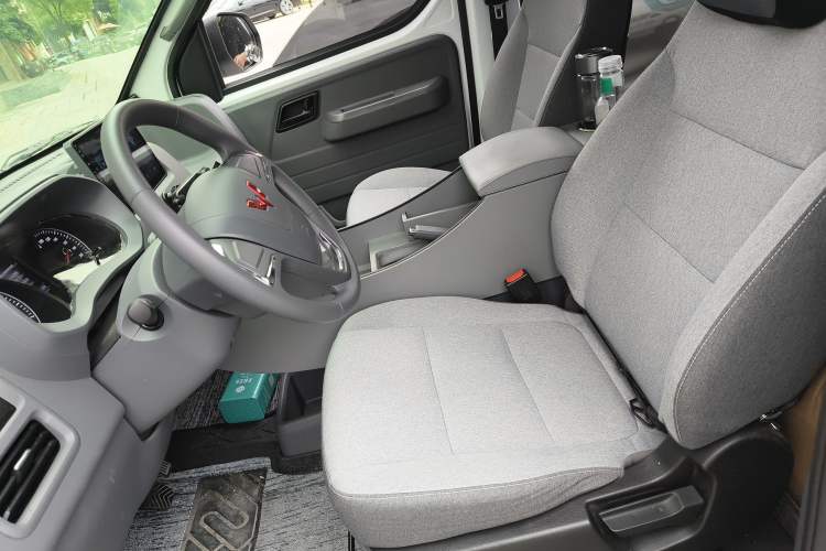 Used Wuling Yangguang 2024 300KM Comfort Version Passenger Van 75kW Left Front Seat