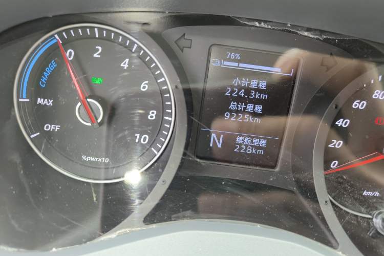 Used Wuling Yangguang 2024 300KM Comfort Version Passenger Van 75kW Odometer Close Up