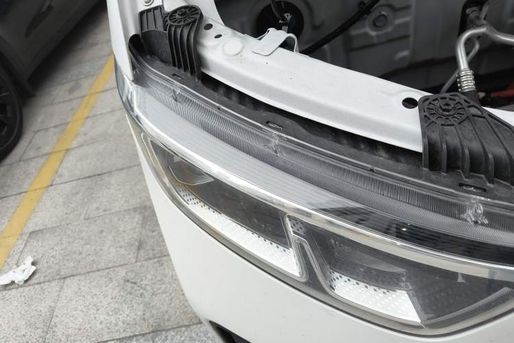 Used Wuling Yangguang 2024 300KM Comfort Version Passenger Van 75kW Right Front Headlight