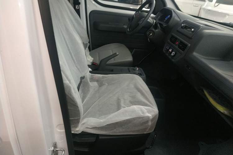 Used Wuling Yangguang 2024 300KM Comfort Version Passenger Van 75kW Right Front Seat