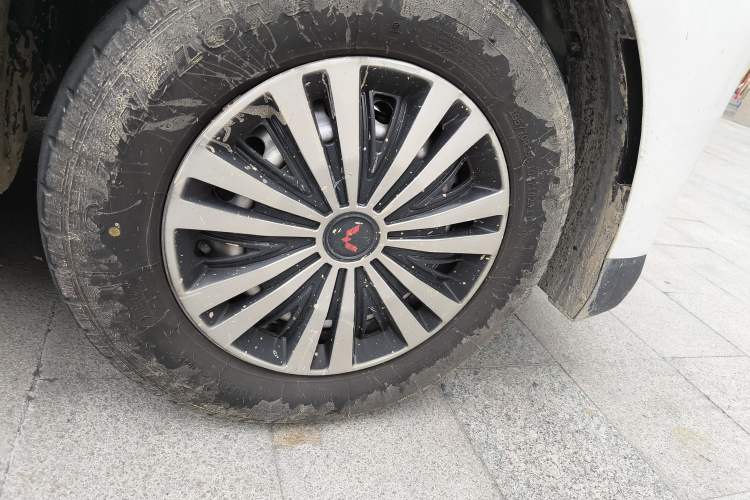 Used Wuling Yangguang 2024 300KM Comfort Version Passenger Van 75kW Right Front Wheel Hub