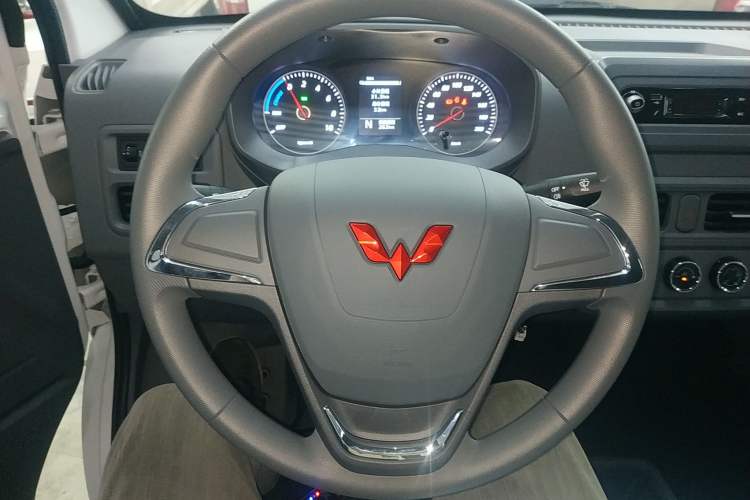 Used Wuling Yangguang 2024 300KM Comfort Version Passenger Van 75kW Steering Wheel