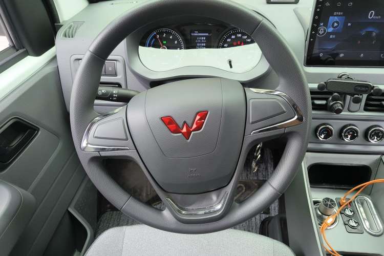 Used Wuling Yangguang 2024 300KM Comfort Version Passenger Van 75kW Steering Wheel