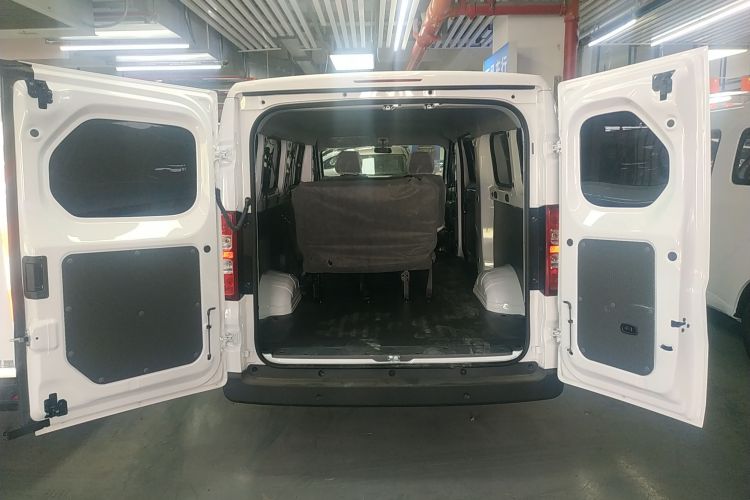 Used Wuling Yangguang 2024 300KM Comfort Version Passenger Van 75kW Trunk