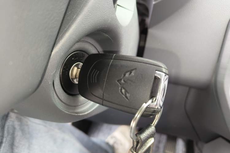 Used Wuling Yangguang 2024 300KM Comfort Version Passenger Van 75kW Vehicle Key
