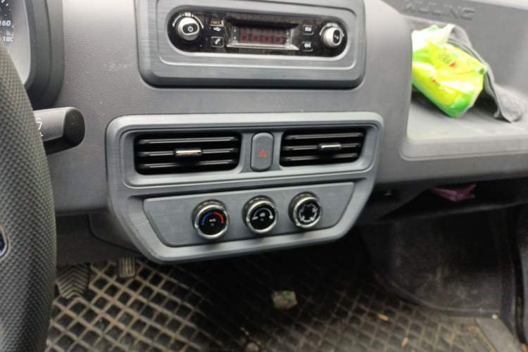 Used Wuling Yangguang 2024 300km Comfort-Grade Passenger Van 60kW Audio And AC Panel