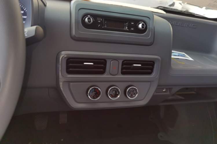 Used Wuling Yangguang 2024 300KM Comfort Version Passenger Van 75kW Audio And AC Panel