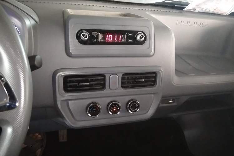 Used Wuling Yangguang 2024 300KM Comfort Version Passenger Van 75kW Audio And AC Panel