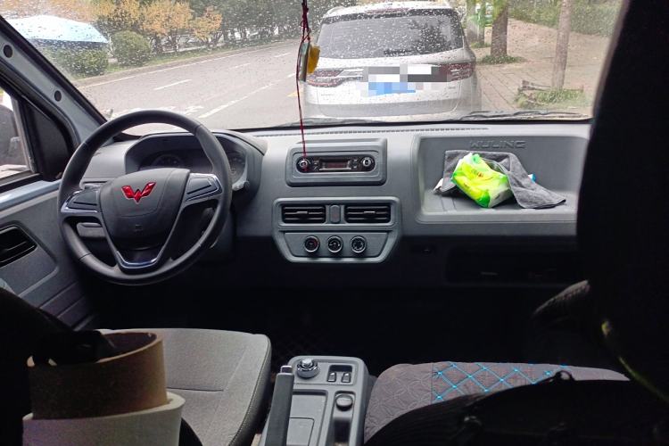 Used Wuling Yangguang 2024 300km Comfort-Grade Passenger Van 60kW Center Console