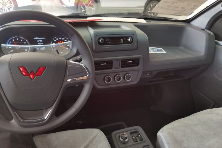 Used Wuling Yangguang 2024 300KM Comfort Version Passenger Van 75kW Center Console