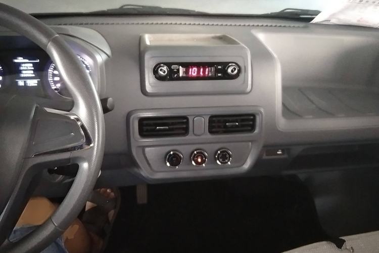 Used Wuling Yangguang 2024 300KM Comfort Version Passenger Van 75kW Center Console