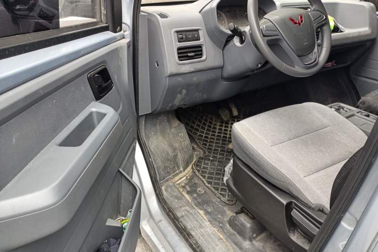 Used Wuling Yangguang 2024 300km Comfort-Grade Passenger Van 60kW Driver Seat