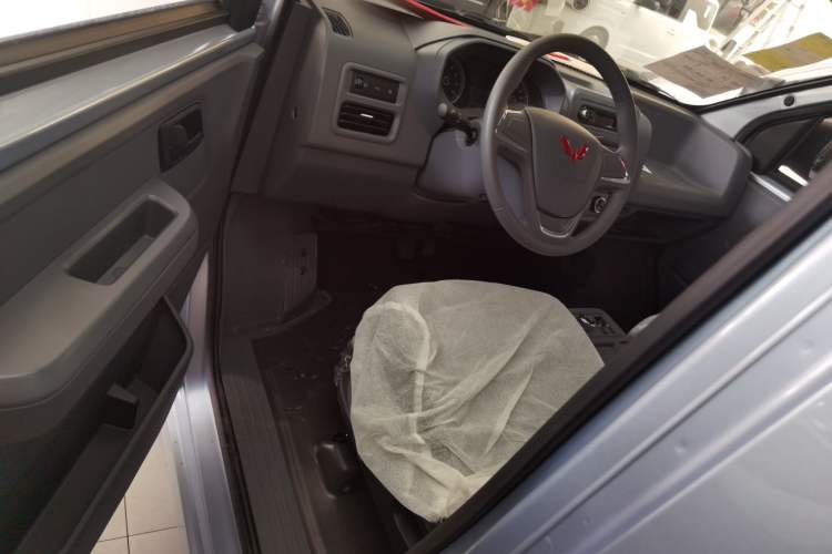 Used Wuling Yangguang 2024 300KM Comfort Version Passenger Van 75kW Driver Seat