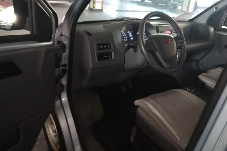 Used Wuling Yangguang 2024 300KM Comfort Version Passenger Van 75kW Driver Seat