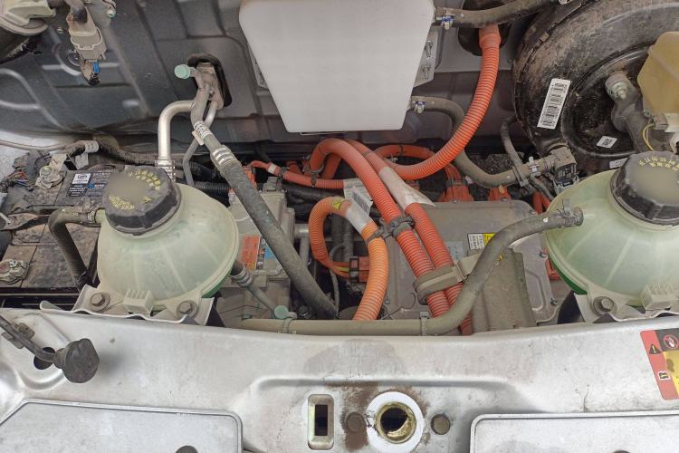 Used Wuling Yangguang 2024 300km Comfort-Grade Passenger Van 60kW Engine Bay