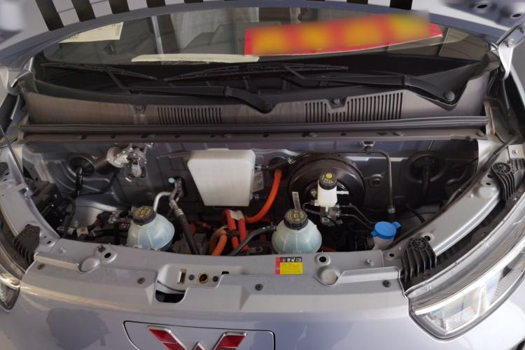 Used Wuling Yangguang 2024 300KM Comfort Version Passenger Van 75kW Engine Bay
