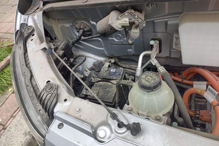 Used Wuling Yangguang 2024 300km Comfort-Grade Passenger Van 60kW Engine Bay Right