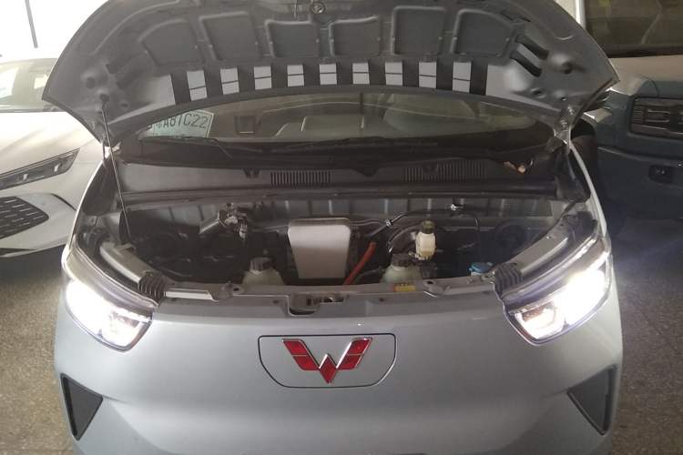 Used Wuling Yangguang 2024 300KM Comfort Version Passenger Van 75kW Engine Bay