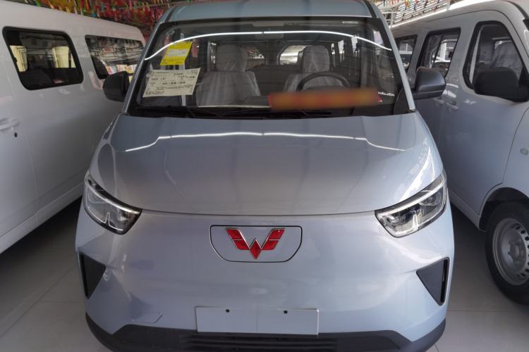 Used Wuling Yangguang 2024 300KM Comfort Version Passenger Van 75kW Front